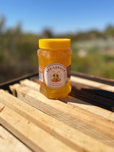 Just like its flavor, citrus honey boasts a delightful aroma. Expect a refreshing and uplifting scent reminiscent of citrus groves, with hints of floral notes depending on the specific honey.