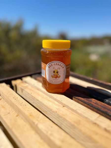 The aroma of fynbos honey reflects its complex flavor. It might have floral notes, herbal nuances, and a touch of earthiness, mirroring the diverse range of plants that contribute to its nectar source.